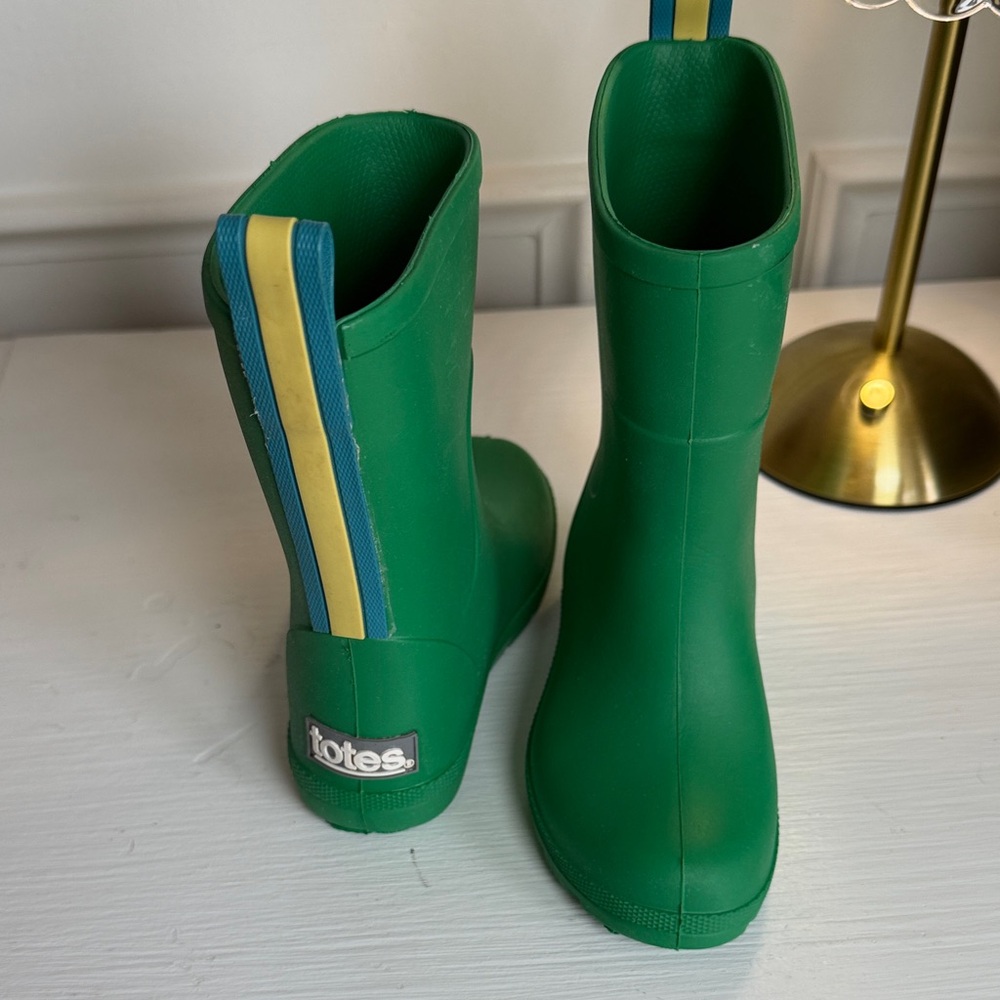 totes Charley kids Green Rain Boots with Blue and Yellow Pull Tabs. Toddler 5-6